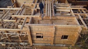 Рубленая пристройка к жилому деревянному дому. Реконструкция, ремонт и расширение дома из бревна.