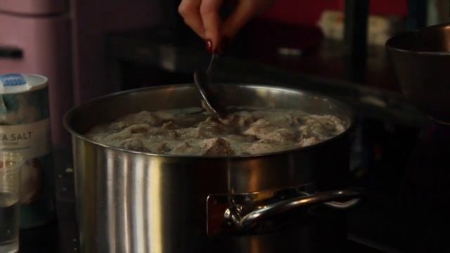 САКИНАТ СЕЛИМОВА НА КУХНЕ ХОЛОСТЯКА! Лезгинский хинкал.