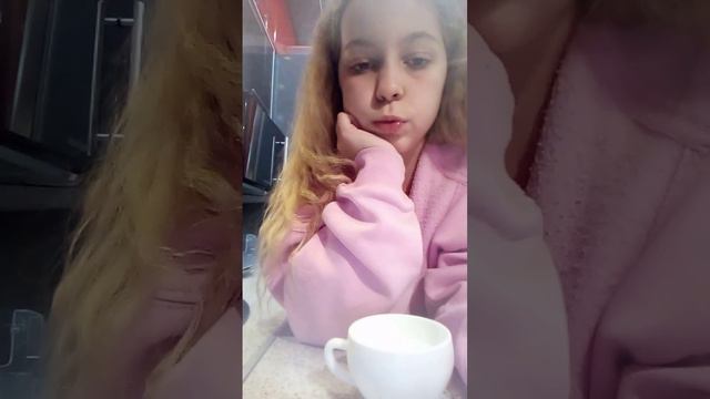Не успела сделать дз! Пришла мама, показываю что купила.