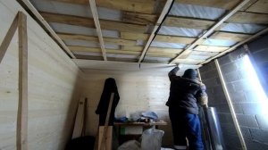 ОБШИВАЮ ПОТОЛОК ВАГОНКОЙ. БАНЯ. #своимируками #дача #баня #вагонка #узбекистан