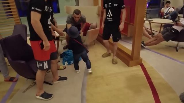 КАК ЖИВЕТ Хасбик и сколько он зарабатывает. Хасбулла ворвался в UFC, тусит с Хабибом и любит тачки