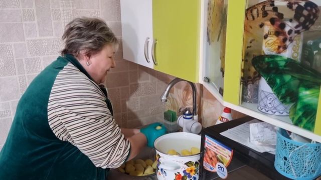 Перебираем картофель для посадки.