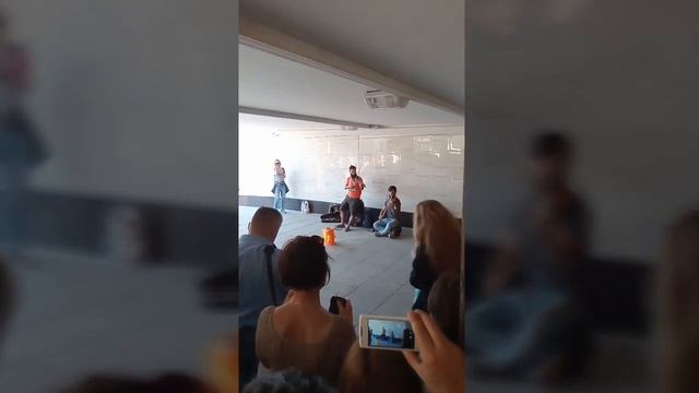 Хорошо играют на скрипках у прохода в метро смотреть онлайн