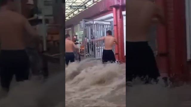 Симферополь затопило вслед за Сочи

Бурлящие потоки воды заполонили местный рынок. В разных районах