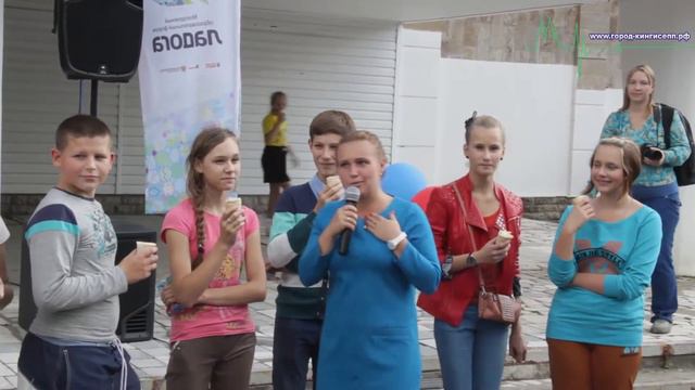 Бесплатное мороженое мог получить сегодня любой желающий в Кингисеппе смотреть онлайн