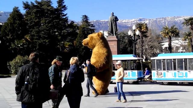 Гигантский медведь,маленькая белка и много рыбы смотреть онлайн