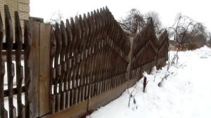 Деревянный очень нестандартный эксклюзивный забор на даче