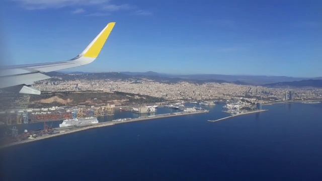 Approach and landing with Vueling airbus a320 in Barcelona El Prat Int'l Airport (BCN-LEBL) смотреть онлайн