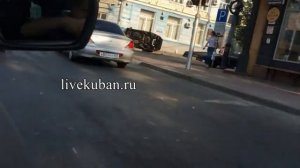 Иномарка врезалась в дом возле  Кооперативного рынка