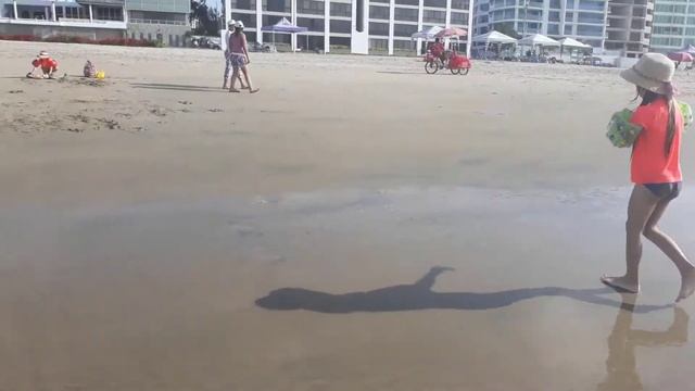 Игры на пляже: КАК ПОСТРОИТЬ ЗАМОК ИЗ ПЕСКА! Beach games: how to build a sand castle! смотреть онлайн