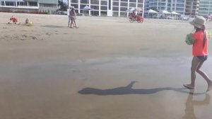 Игры на пляже: КАК ПОСТРОИТЬ ЗАМОК ИЗ ПЕСКА! Beach games: how to build a sand castle!