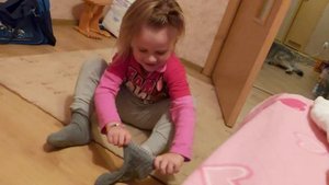 Алина показывает, как учили одевать носочки