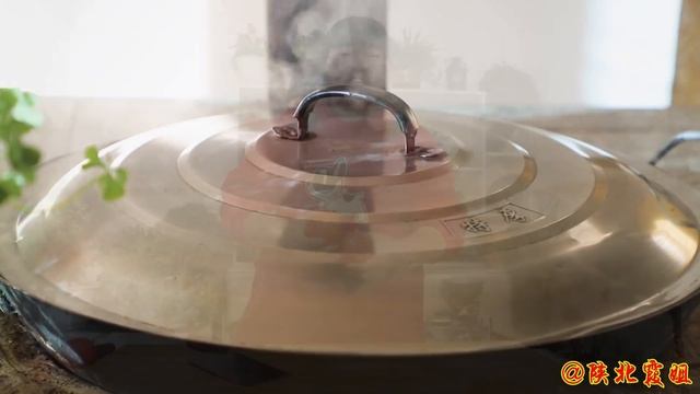 【陕北霞姐】镇子上赶大集，霞姐回家做西红柿炖牛肉，配上刀削面，一碗面半碗肉猛香了！ смотреть онлайн