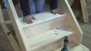 Сборка и монтаж деревянной лестницы с поворотом на 90 градусов ЛЕС 215