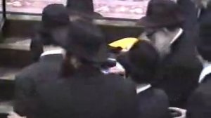 ХАСИДЫ ПОЮТ ПЕРЕД РЕБЕ «ЙЕХИ АДОНЕЙНУ…» (1989)