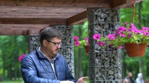 Декоративна беседка из металлической сетки , камня и дерева.