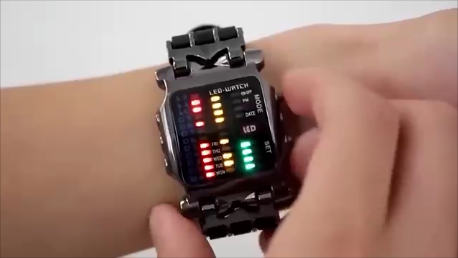 Модные часы.