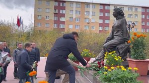 Айсен Николаев возложил цветы к памятнику геологу Ларисе Анатольевне Попугаевой