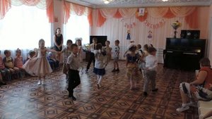 Подготовительная группа "Ветерок", 01.09.2015 Танец "Маленькая страна"