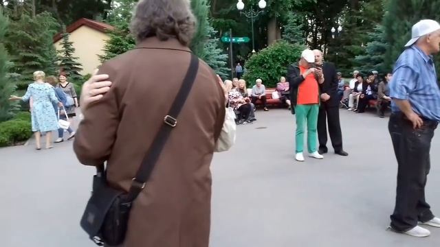 А возраста у женщин нет, когда они любимы!!! Танцы в парке Горького!!! Харьков 2021 смотреть онлайн