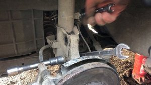 Как поменять передние опорники и снять стойки в сборе на автомобиле Hyundai Accent