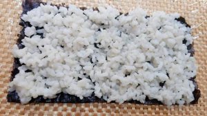 Роллы с крабовыми палочками и кунжутом