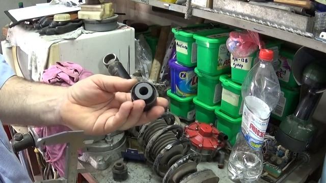Внедряем нижний сменный сайлентблок в задние стойки Каяба смотреть онлайн