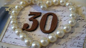 Что обычно дарят на жемчужную свадьбу 30 лет вместе, клип из фото