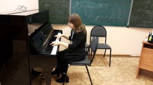 Русская народная песня. "Ходит зайка по саду..."