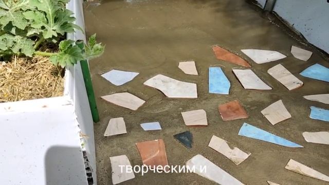 Дорожки между грядок. Один человек за 4 часа сделал эти дорожки. Дорожки из колотой плитки.