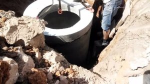 Кессон для скважины. Ввод водопровода и кабеля в дом.