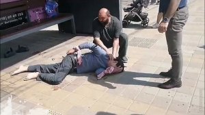 💬 Cегодня в Краснодаре на улице Мaчуги мужчина вcкрыл вeны на глaзах у прохoжих.