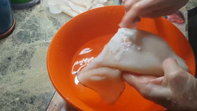 Как очистить кальмары
