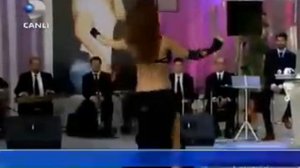 Didem Kinali performing on Andah alik-Warda