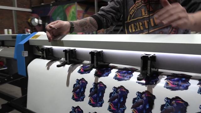 Contour Cutting on Automatic and Semi-/ Alignment with USB Cable and Flash Drive Files by VinylCut смотреть онлайн