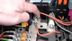 Как правильно поменять акб на ауди