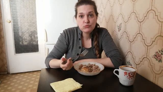 Мукбанг: Жареные куриные котлеты и гречка с грибным соусом//Всё успела сделать к празднику. смотреть онлайн