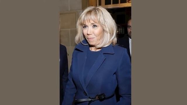 Брижит Макрон в белой рубашке темных скинни и приталенном пальто из кашемира впервые за
