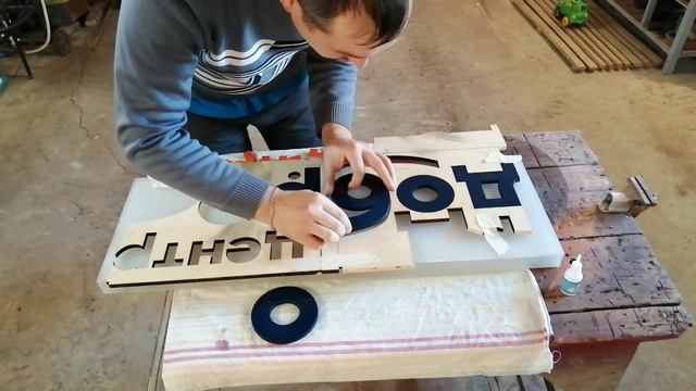 Рекламная вывеска с подсветкой своими руками.