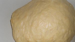 Бриошь с вишней и орехом