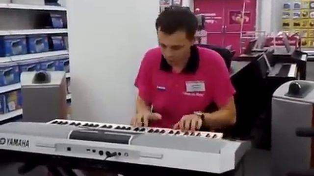 Продавец играет на синтезаторе (YAMAHA, 70 000 р.) смотреть онлайн