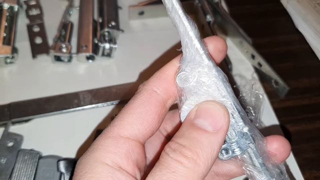 Как называются части фурнитуры на металлопластиковые окна и двери?