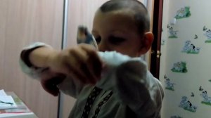 Мальчик учит уроки а попугайчик ему мешает :)