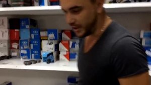 Сцена в магазине автозапчастей