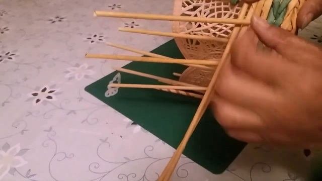плетенка на основе ситцевого плетения с узором. Плетение из газетных трубочек