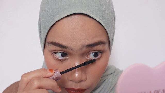 MAYBELLINE SKY HIGH MASCARA BATTLE | Washable versus Waterproof смотреть онлайн