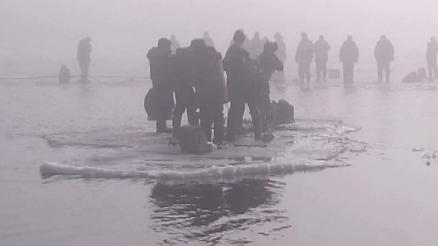 Оторвало лёд.Рыбаки спасали себя сами.На берегу помогали пожарные.