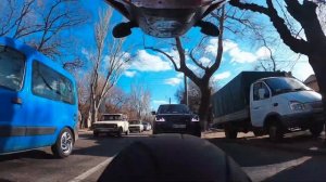 Range Rover на колесе. Езда на спортбайке по городу. Вид сзади. GoPro7