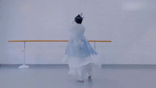 Dance with A Hand Fan by Liu Yu  刘宇 舞蹈《青花瓷》
