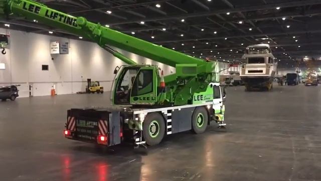 LIEBHERR MOBILE CRANE LTM 1040-2.1 slewing 360 on rubber